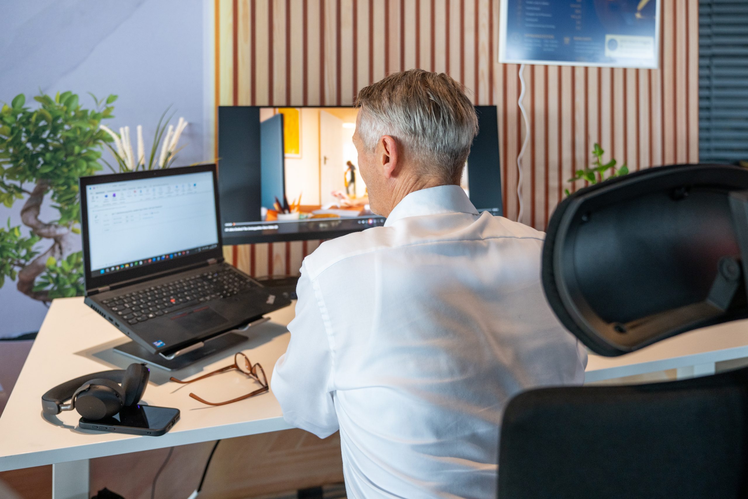 Workplace scaled - VST GmbH Saalfeld: Technik & IT für Video, Foto & Audio