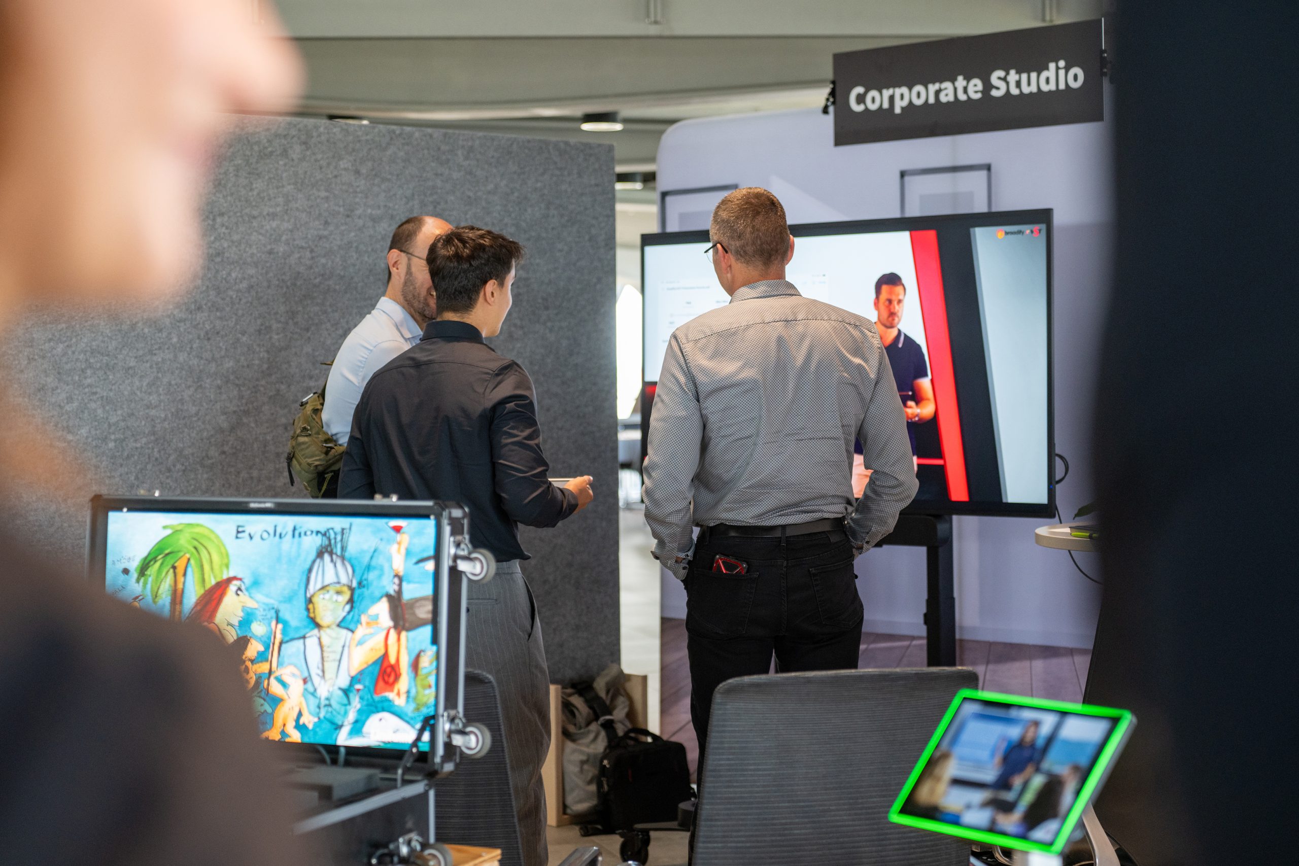 Corporate Studio 01 scaled - VST GmbH Saalfeld: Technik & IT für Video, Foto & Audio